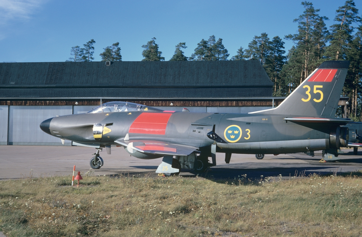 Flygplan J 32B som målflygplan ur Målflygdivisionen står på Malmens flygfält, hösten 1973. Serie om 4 bilder.