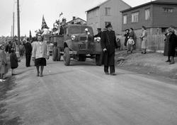 17. mai 1951 Vadsø, Nyborgveien. Toget går østover med polit