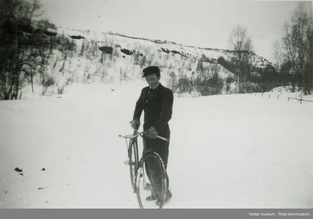 Syklist vinterstid på 1950-tallet. Kan være nord for Vestre Jakobselv.