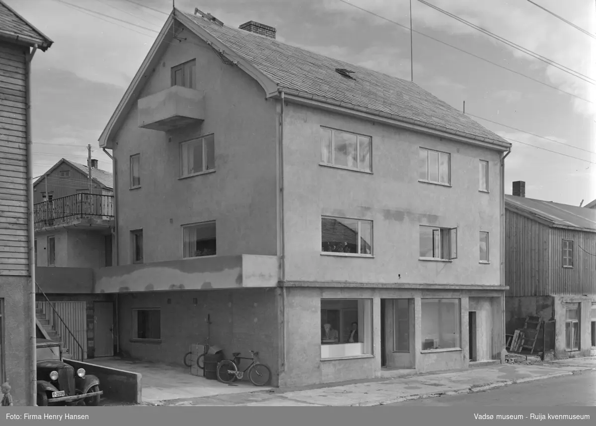 Vadsø sentrum 1952, Havnegata 5 Langsethgården. Bildet er tatt mot nordøst. I huset til høyre har Rolf og Henry Hansen butikk i sokkeletasjen, Rolf Hansens familie bodde i 1.etasje.