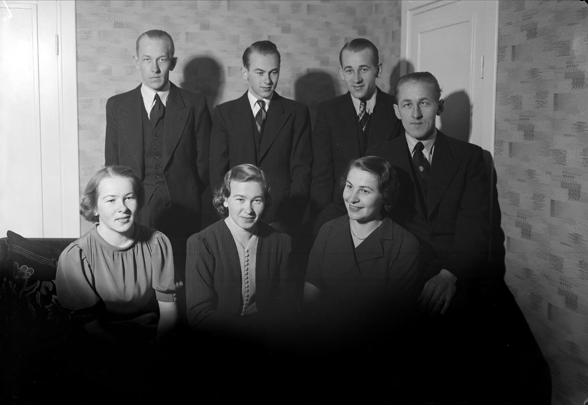 Grupp hos Petterssons i Storvreta, Uppland 1938