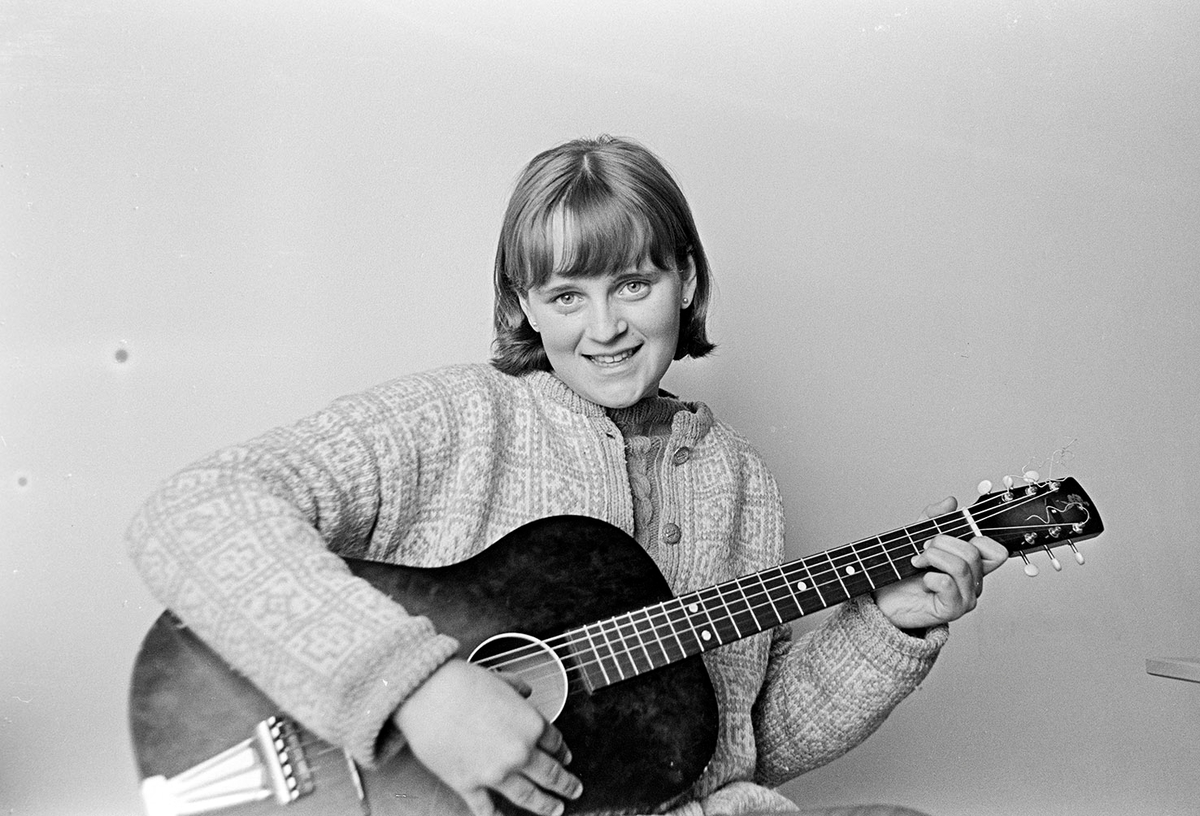 Ener ungdomsskole(?) ,Vang H. skoleelever,musikkundervisning,gitar. Musikkgruppa 1966/67, Wenche Skogvold, gitar,