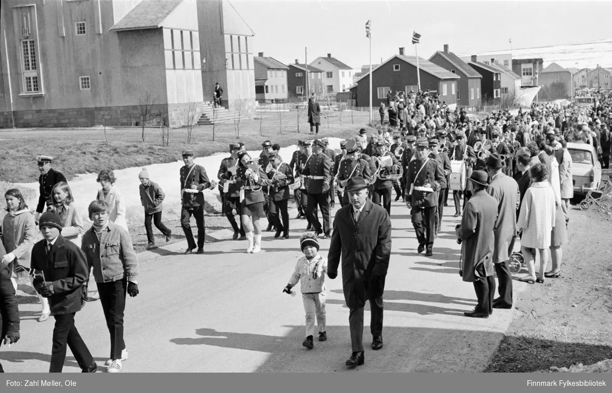 Vadsø 17.5.1969. 17.mai toget passerer kirken.  Fotoserie av Vadsø-fotografen Ole Zahl-Mölö.
