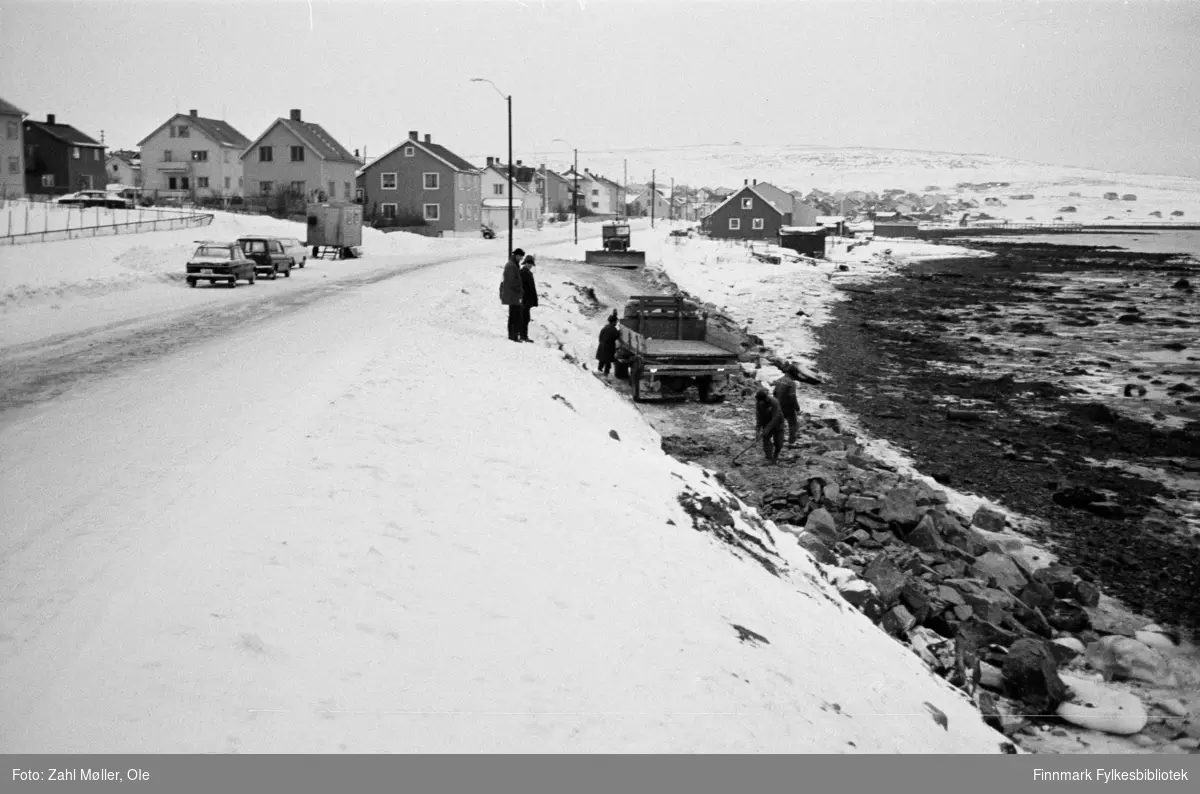 Serie bilder fotografert i Vadsø 1968-69. Anleggsarbeid langs en veistrekning i Vadsø.
