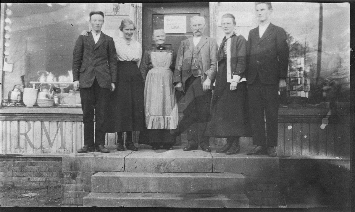 Familien Thingelstad stående på trappa utenfor Tingelstadbutikken.