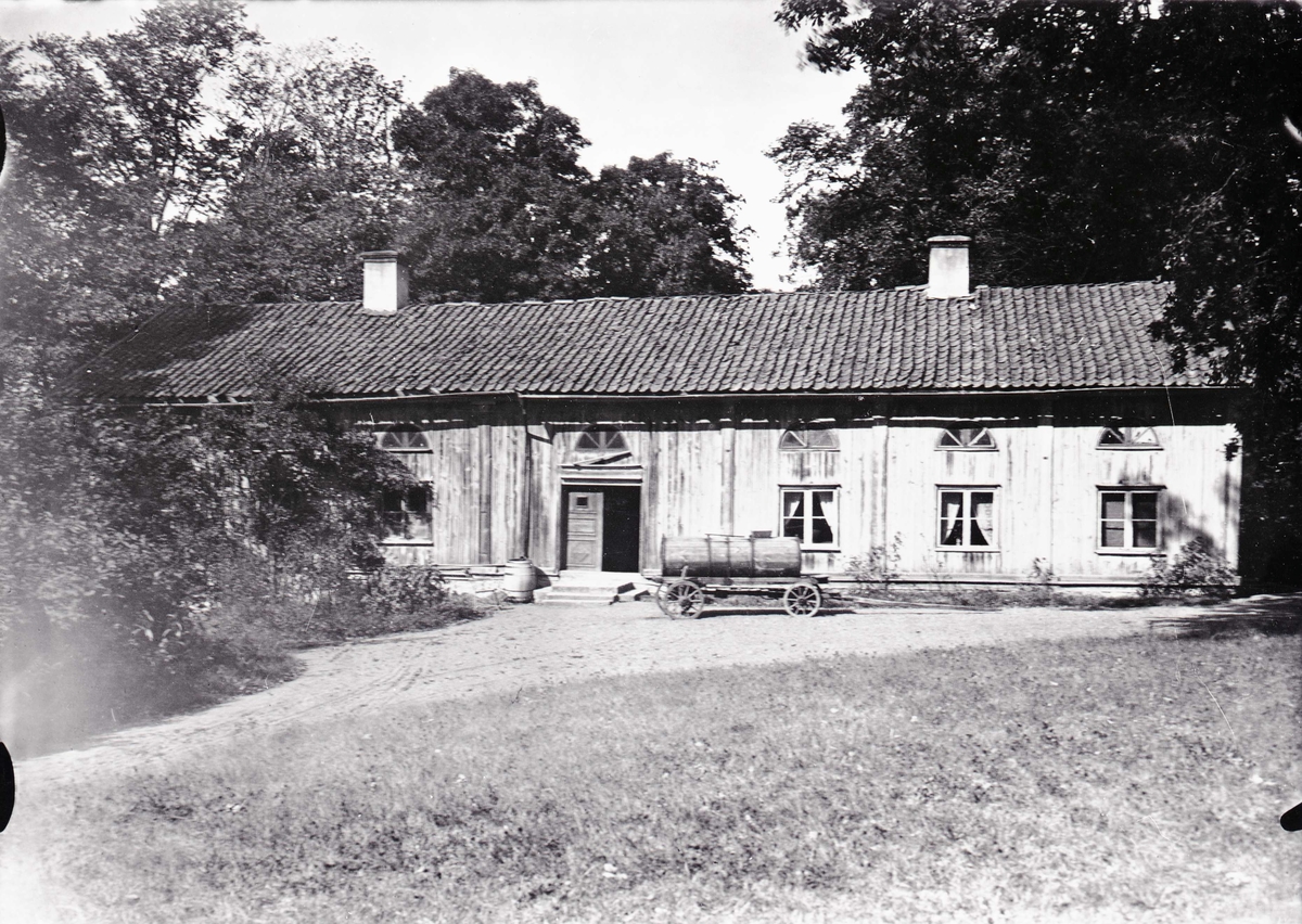 Flygelbyggnad vid slottet i Gränsö.