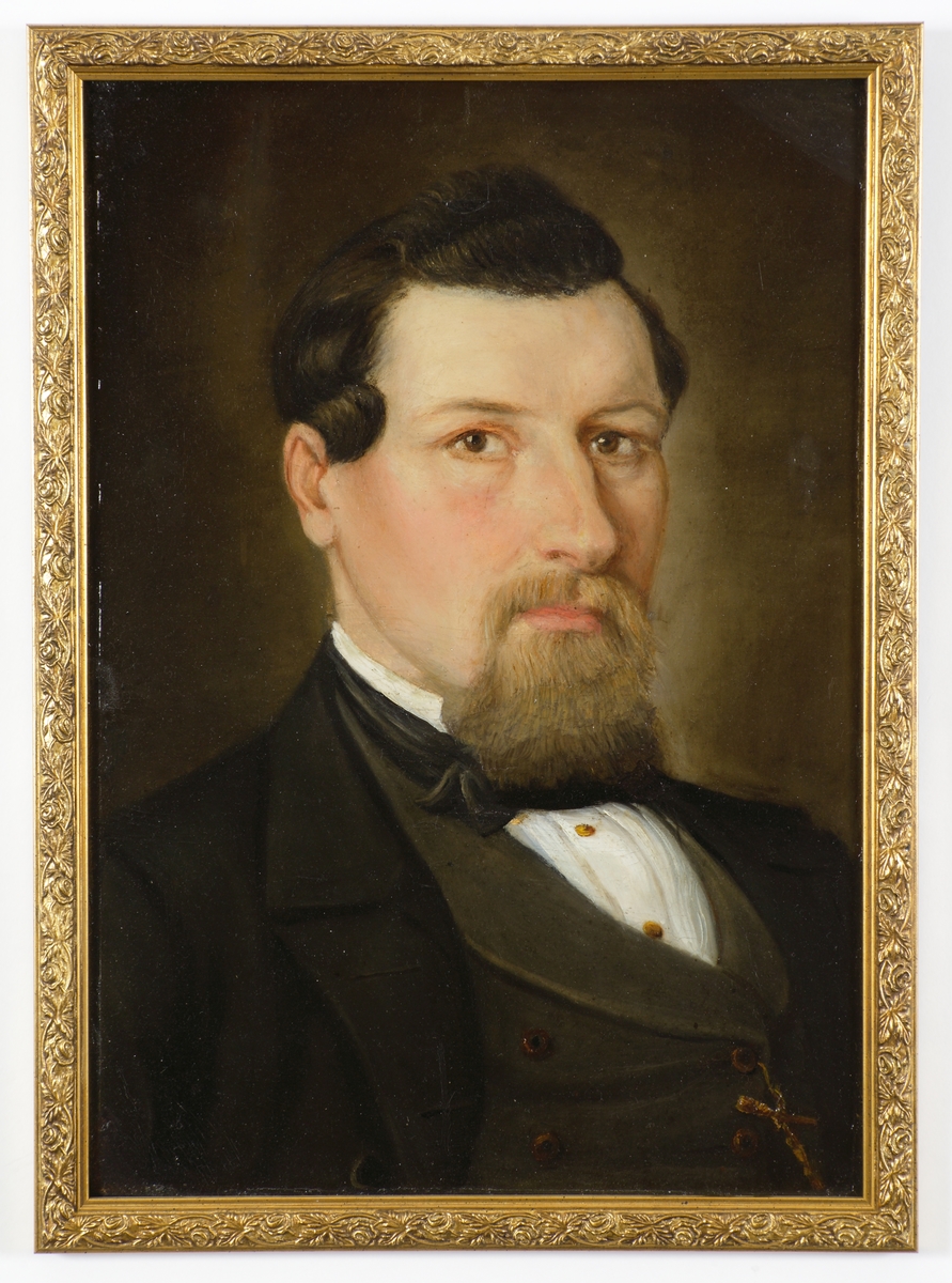 Oljemålning på metall. Porträtt.
Porträtt av en man i mörk kostym med väst. Bröstbild. Halvprofil.
Föreställer bruksförvaltare Ulric Sohlberg (1832-    ), Kosta.
Bronserad ram med växtornament.