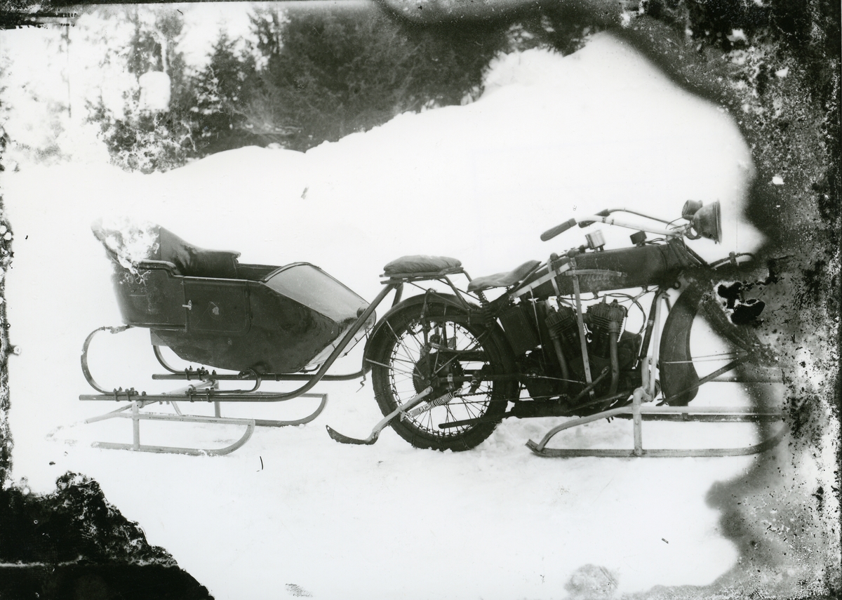 Motorsykkel med slede. Den første motoriserte doktorskyss i Sør-Aurdal.
