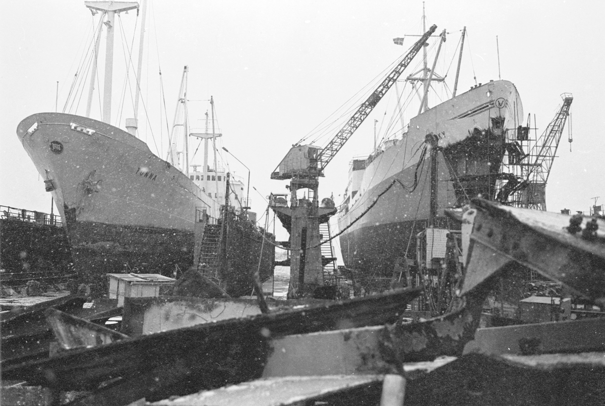 Ekensbergs varv 1970. i lilla respektive stora dockan lastmotorfartygen TONNA (till v.) och BECKY (till h.).