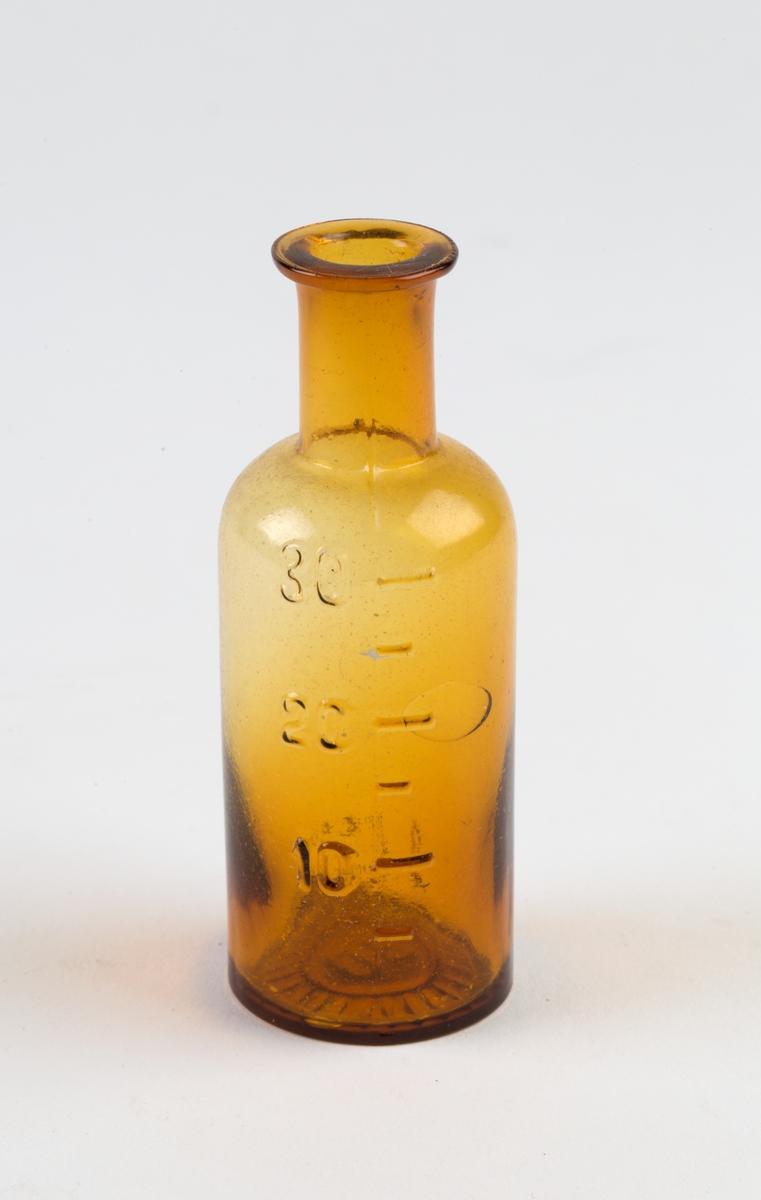 Flaske med lang hals og innstøpt gradering fra 10 - 30.