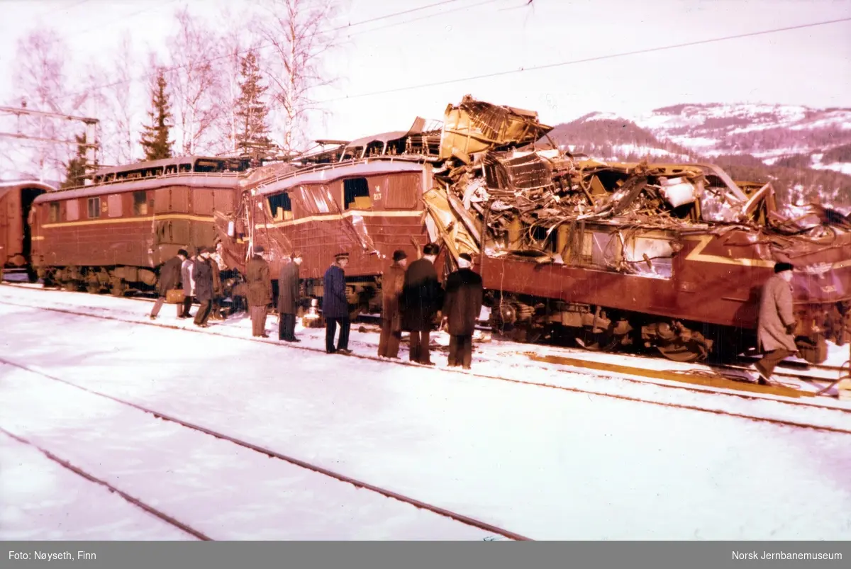Lokomotivene fra Tretten-ulykken, fotografert på Tretten stasjon, sett fra sørvest