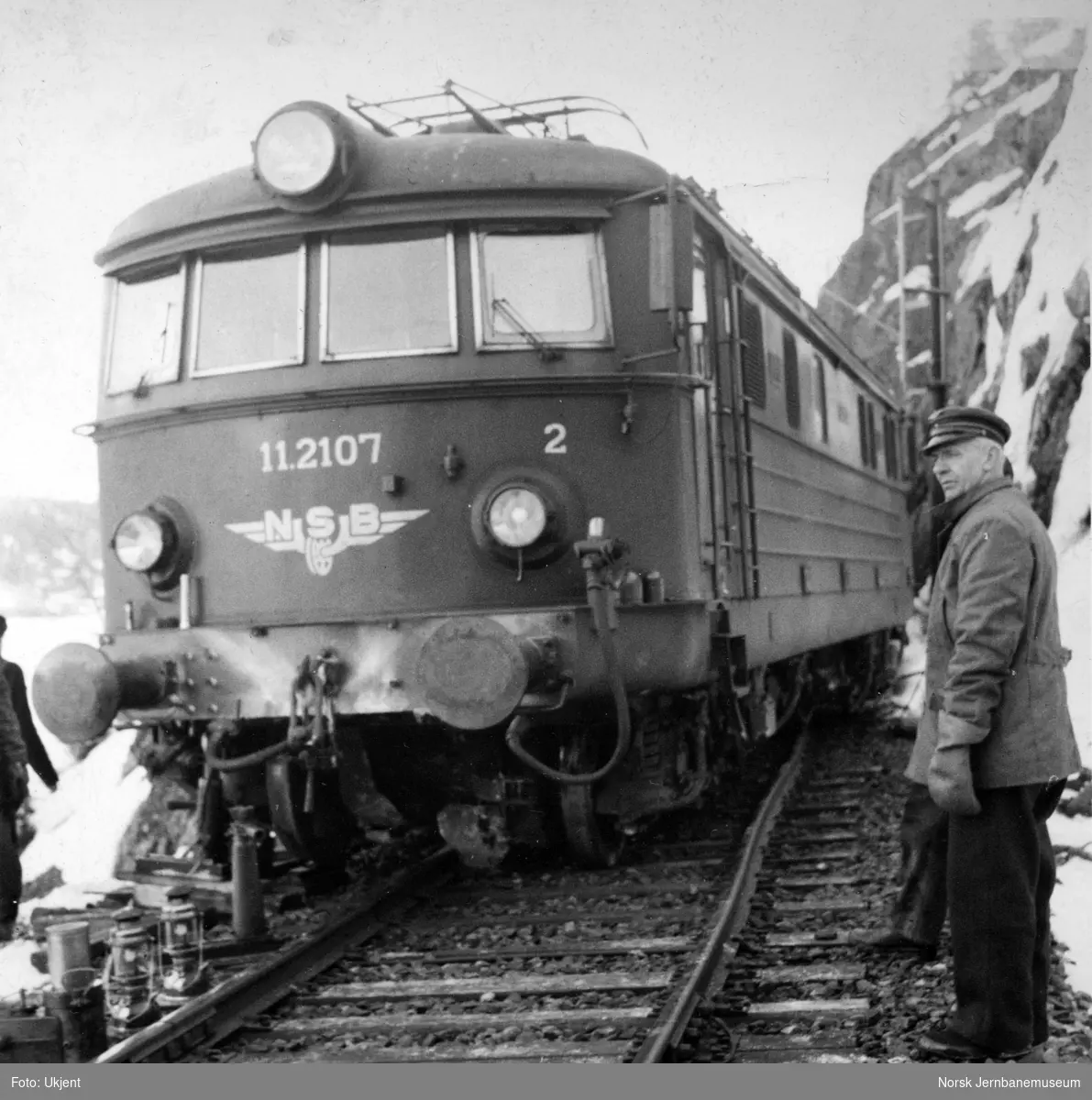 Elektrisk lokomotiv El 11.2107 avsporet etter å ha kjørt i steinsprang ved Bakke, Farrisvatnet