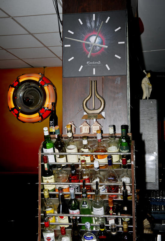 I baren i første etasje henger en Enslaved-klokke som er laget av LP’en Axioma Ethica Odini (2010). Foto: Helge Skodvin. (Foto/Photo)