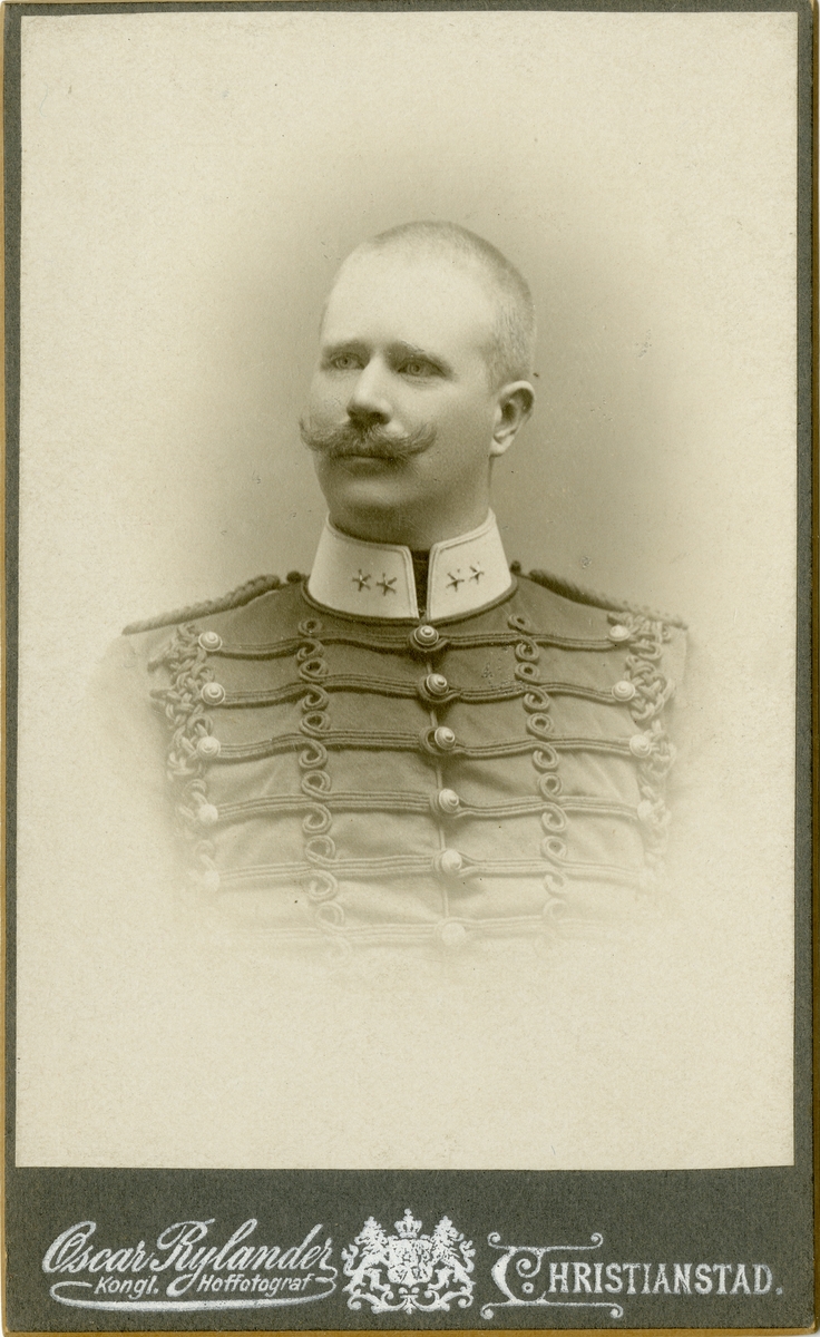 Porträtt av Nils Patrik Vilhelm Vult von Steyern, löjtnant vid Wendes artilleriregemente A 3.
Se även bild AMA.0008636 och AMA.0009486.