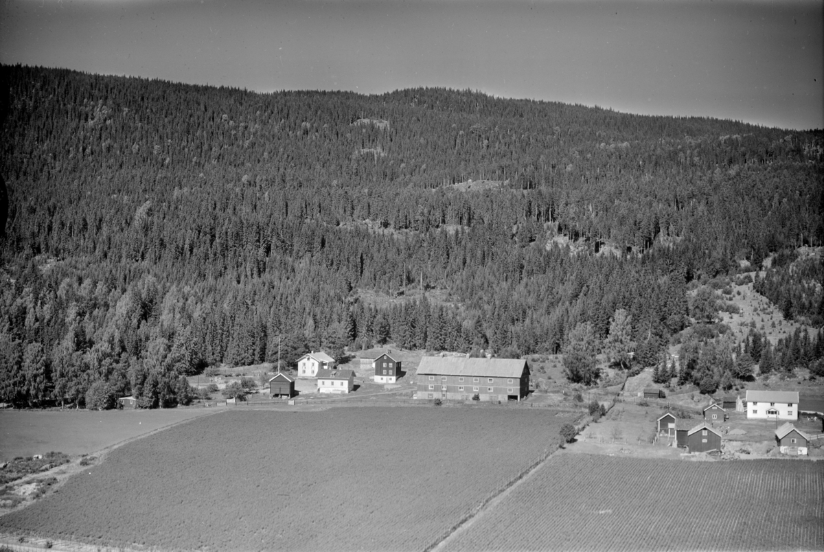 Lillehammer kommune, Hunder. Rustad gård med Husesletta til høyre.