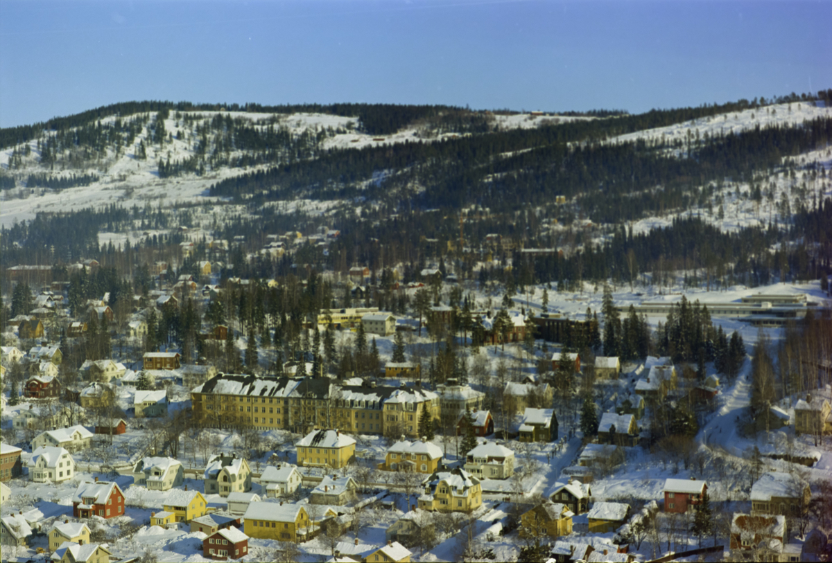 Lillehammer sentrum, bebyggelse, bygninger, landskap, vinter, Lillehammer Fylkessykehuset, Revmatismesykehuset og Maihaugen til høyre