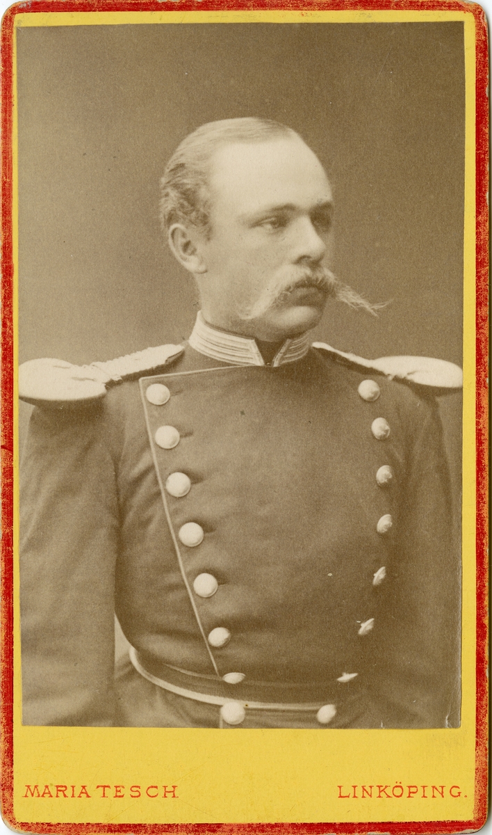 Porträtt av Karl Fredrik von Malmborg, officer vid Andra livgrenadjärregementet I 5.

Se även bild AMA.0001895, AMA.0005557 och AMA.0008068.