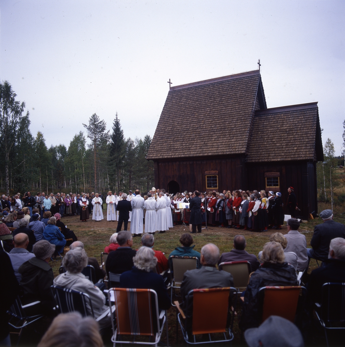 Invigning av St: Olofs Offerkyrka, stavkyrkan i Kårböle, 17 september 1989 av ärkebiskop Olof Sundby.