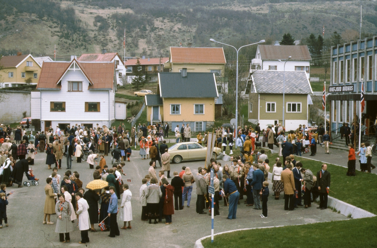 Folk samlet foran Kvæfjord rådhus på 17. mai.