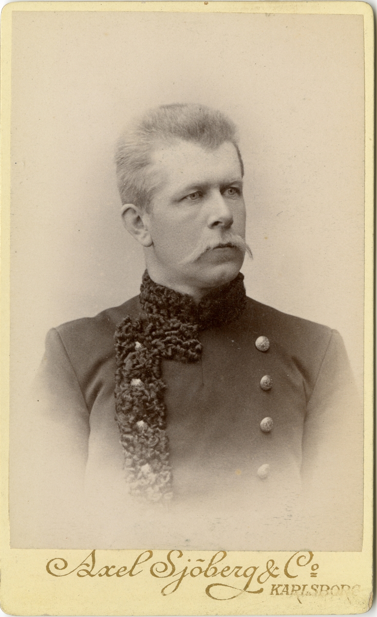 Porträtt av Emil Melander, officer vid Generalstaben.

Se även bild AMA.0008032 och AMA.0008095.