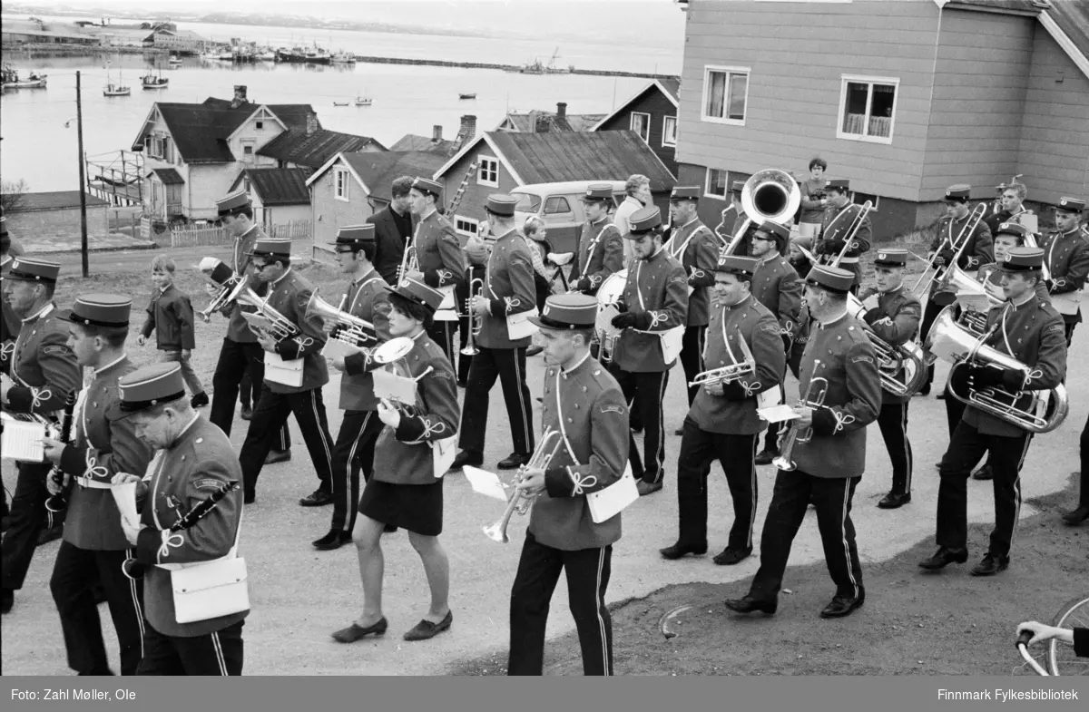 Vadsø 1968, Sangen og Musikkens Dag. Korps går i prosesjon. Barna følger med.