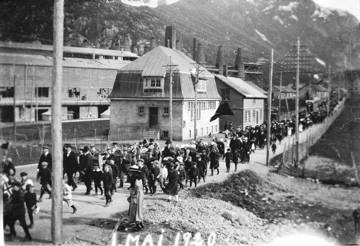 Folketog ned Røldalsvegen i Odda 1. mai 1920. 