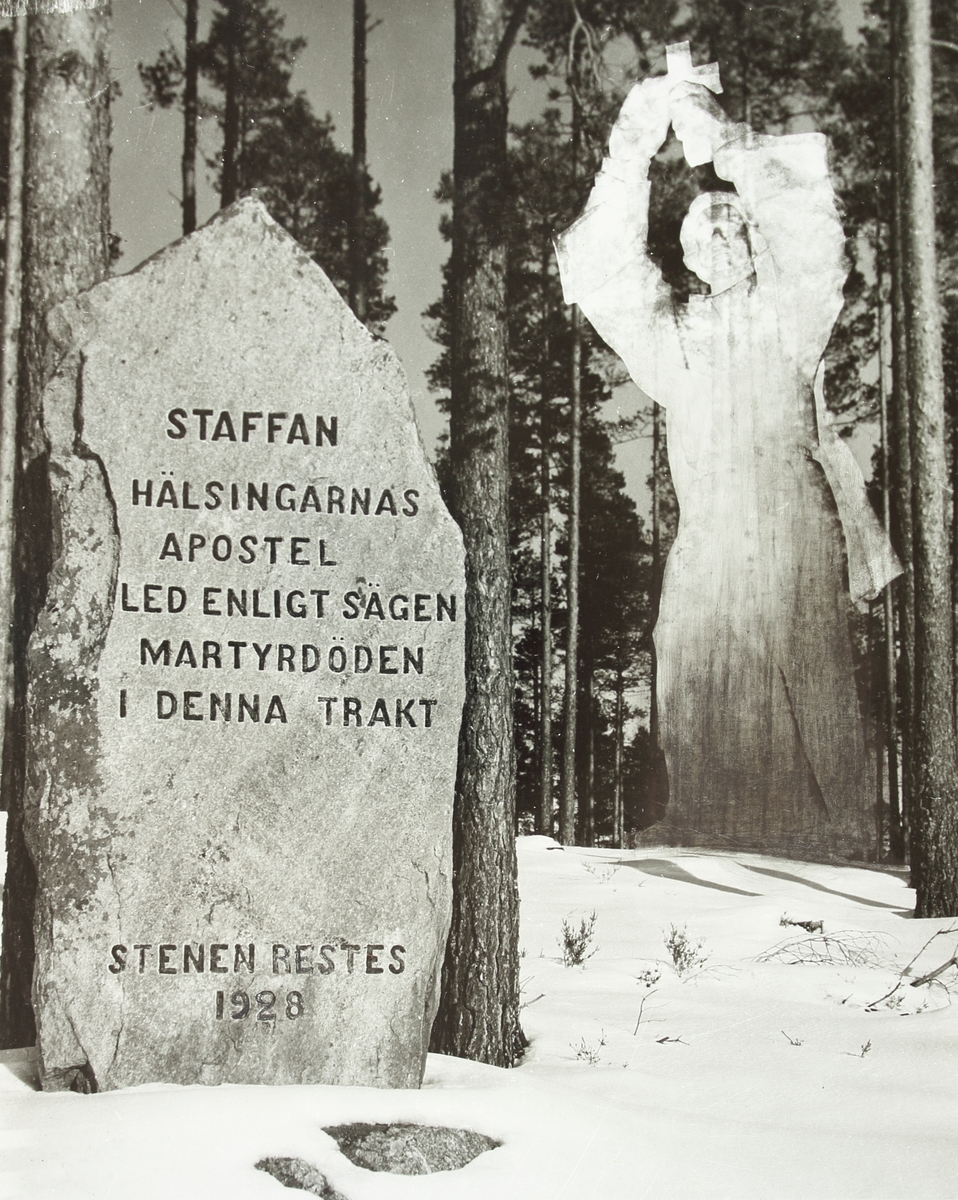 Minnesstenen över Staffan i Själstuga står till väster i bild. Bredvid denna finns en staty av densamme inlagd i bilden som tonats ned till en translucent figur.