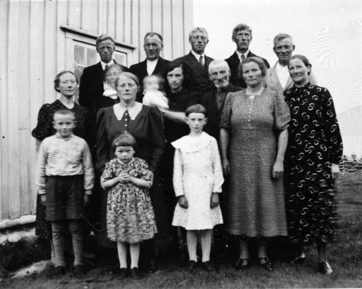 Familien Enoksen på Bakkemo og gjest Halvdan Langaas. Lekangen i 1941-42.