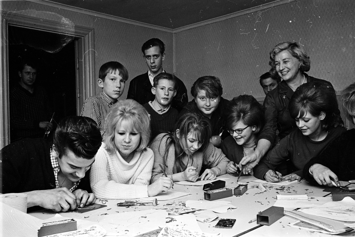 Ungdomar skär i linoleum under ledning av konstnären Lilly Bäcklander,  Valsätra ungdomsgård, Uppsala 1964