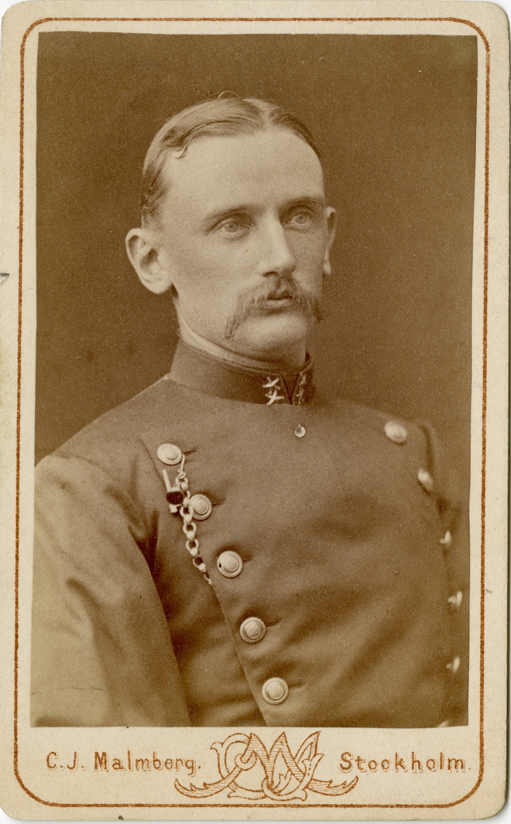 Porträtt av Per Gustaf Wilhelm Hanngren, löjtnant vid Dalregementet I 13.

Se även bild AMA.0007568.