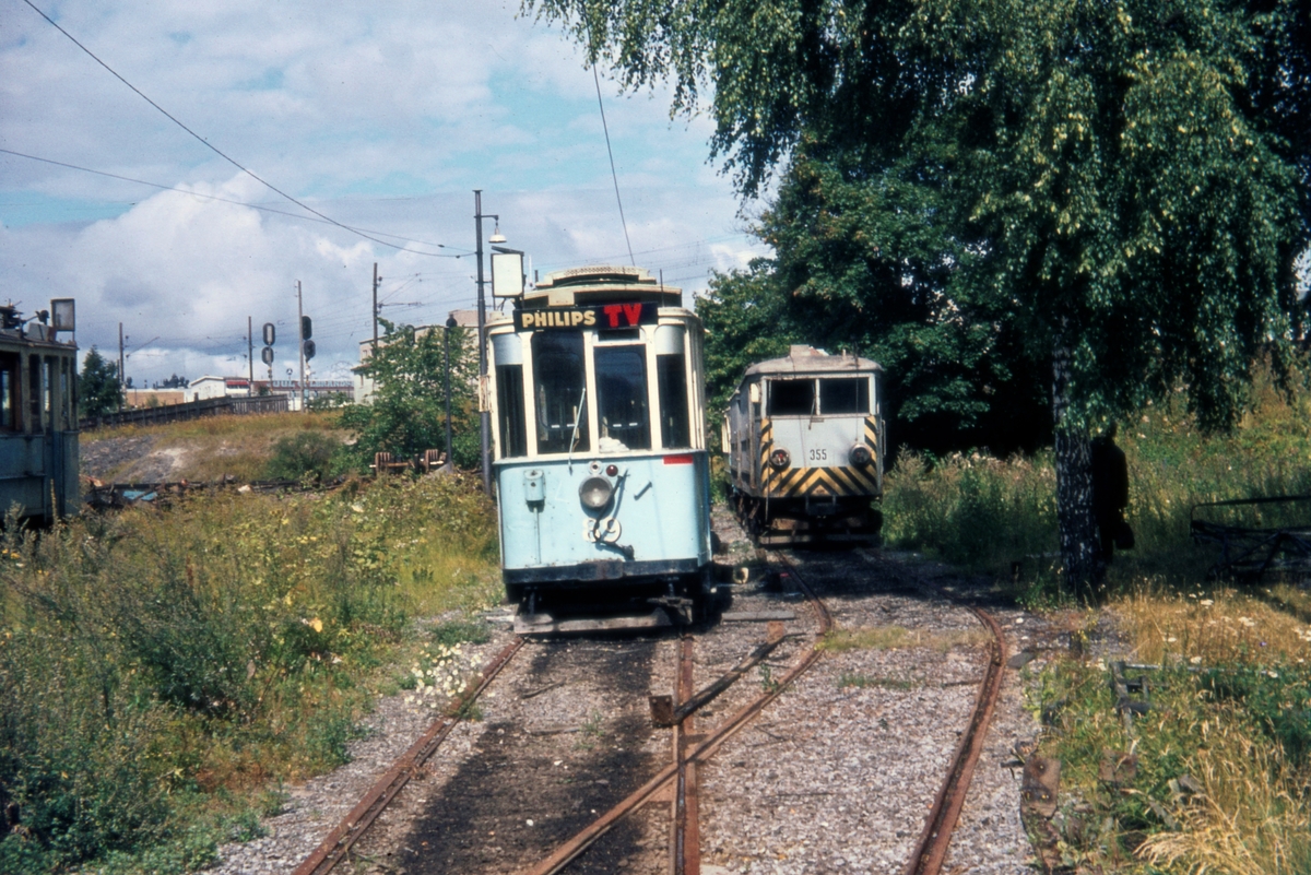 Utrangerte sporvogner avventer hugging. Vogn 89 til venstre og korntrikk 355 står på hvert sitt "bringebærspor" ved Vålerenga trikkestall