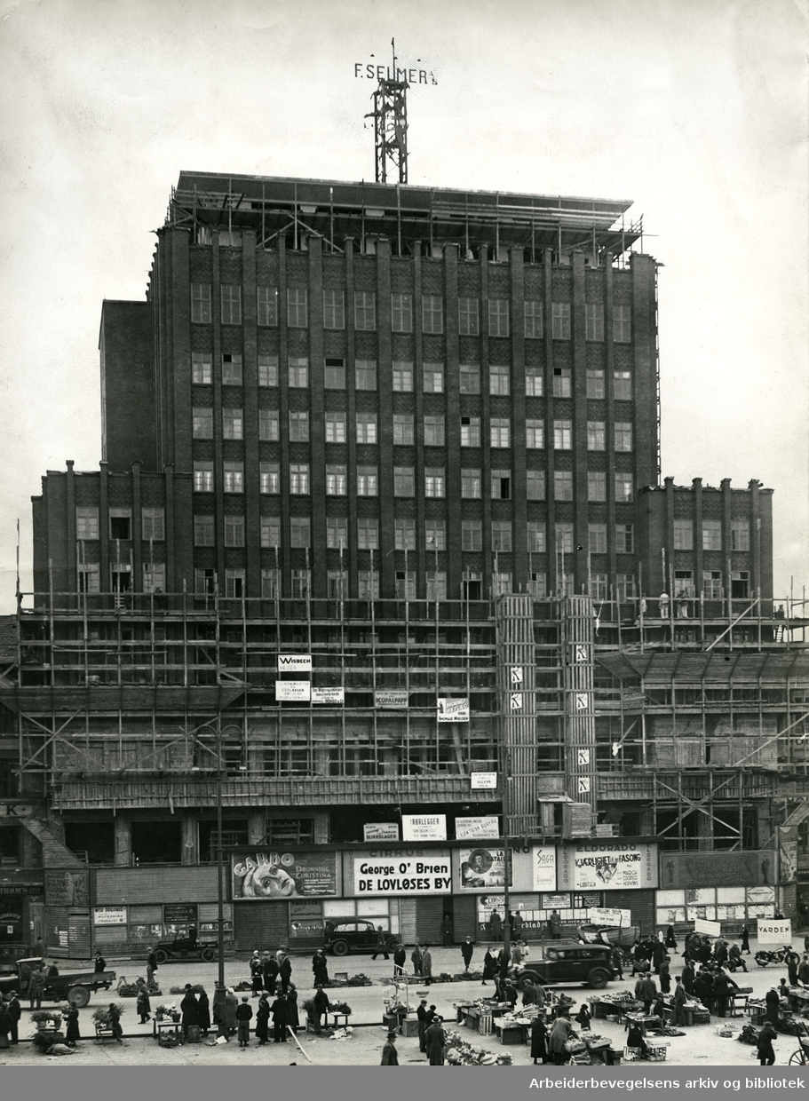 Folketeaterbygningen på Youngstorget under oppførelse,.høsten 1934.