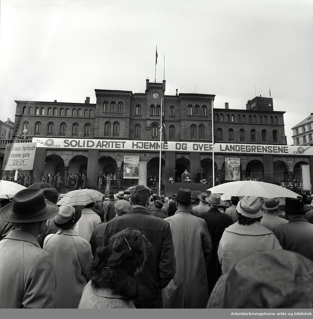 1. mai 1961, Youngstorget. Parole: Solidaritet hjemme og over landegrensene.