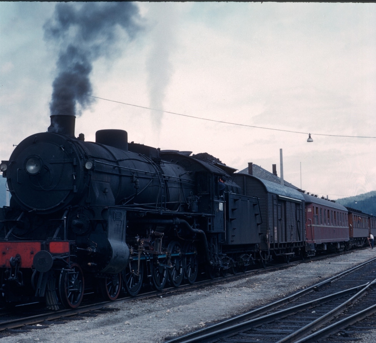 Ekstratog til Bergen kommer til Ål stasjon.
Toget blir trekt av damplokomotiv type 31b nr. 451 el. 401
Bildet er tatt av Thorbjørn Pedersen.