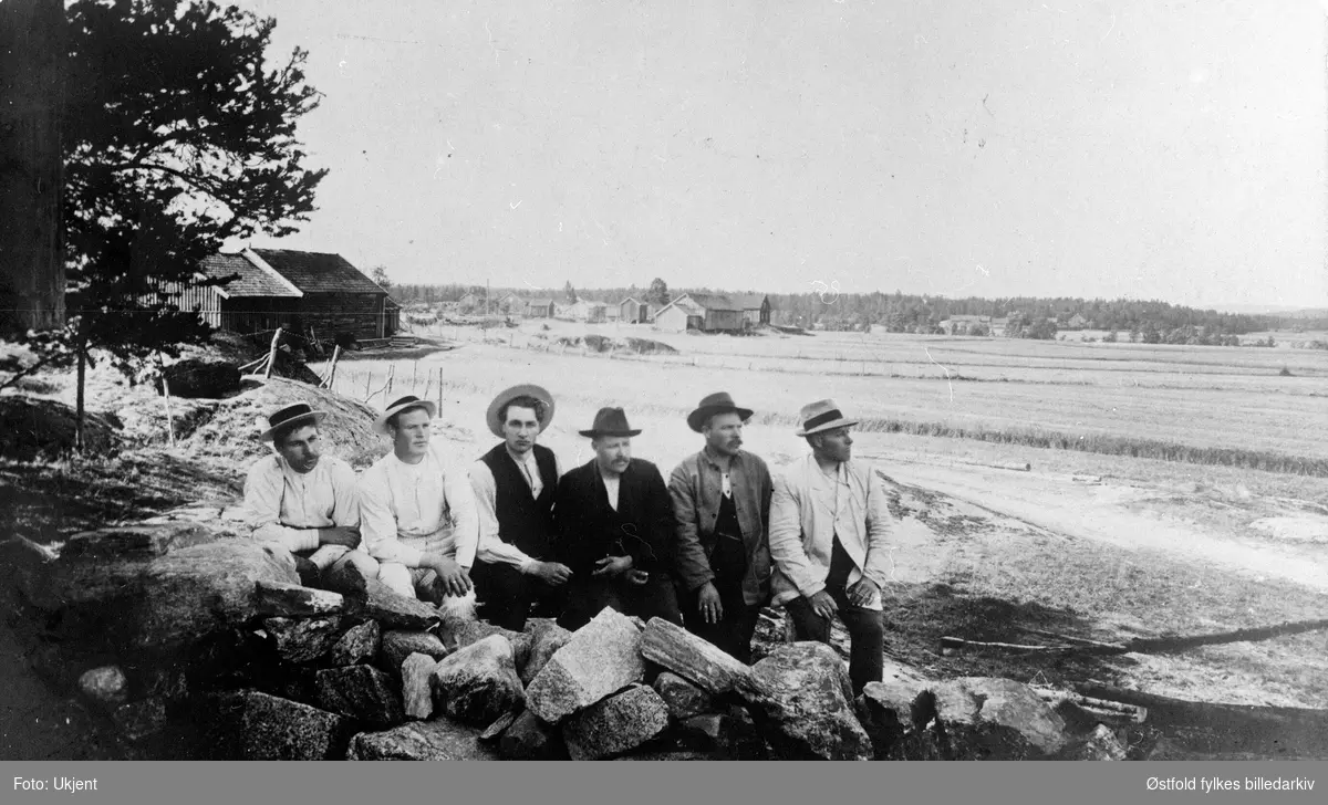 Bergby-kroken i Varteig ved Sarpsborg, 1914. Mennene er brødrene Hansen Bergby. Fra venstre: August, Hartvig, Torstein, Sander og Ole Hansen Bergby Antakelig er fotografiet tatt en søndag.