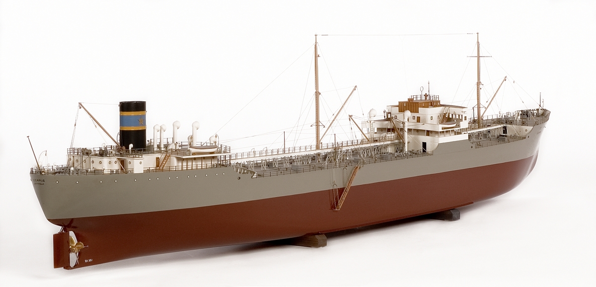 Fartygsmodell av tankmotorfartyget OCEANUS. Helt utrustad. Lejdare ned på styrbordssida.