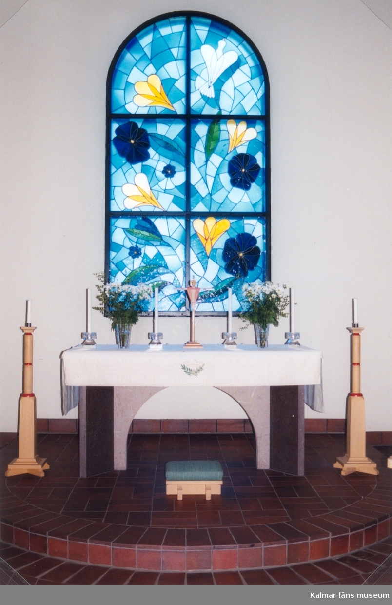 Altaret med korfönstret "Himmelrikets blomster" av konstnären Britta Reich-Eriksson.
