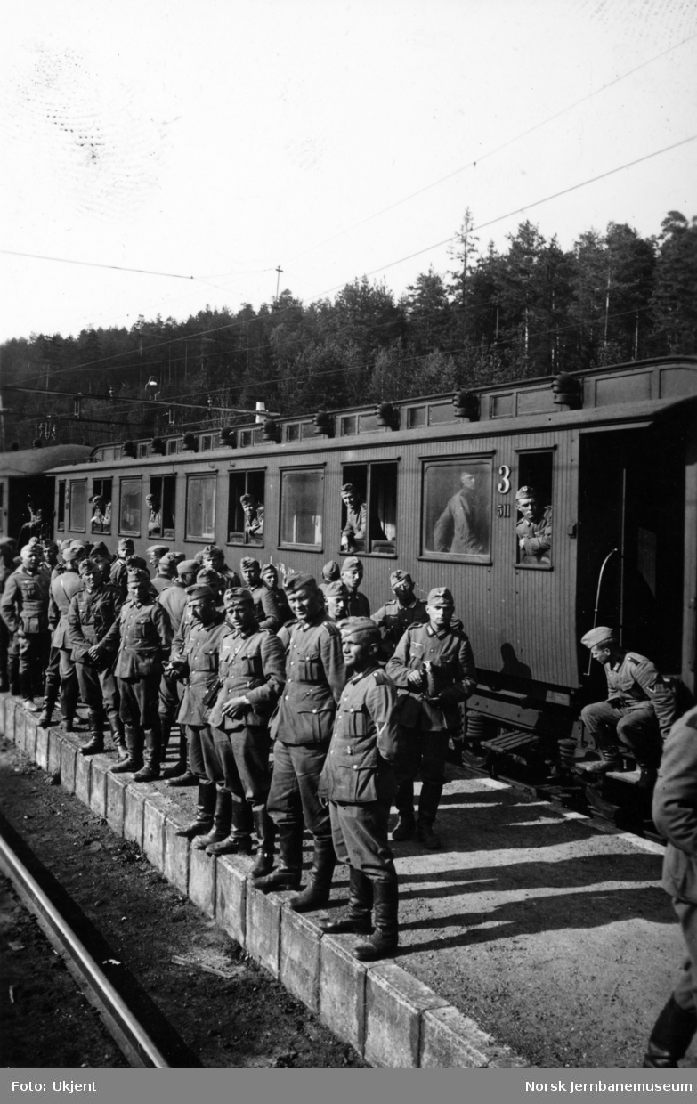 Tyske soldater på Nordagutu stasjon foran personvogn litra Co2a nr. 511