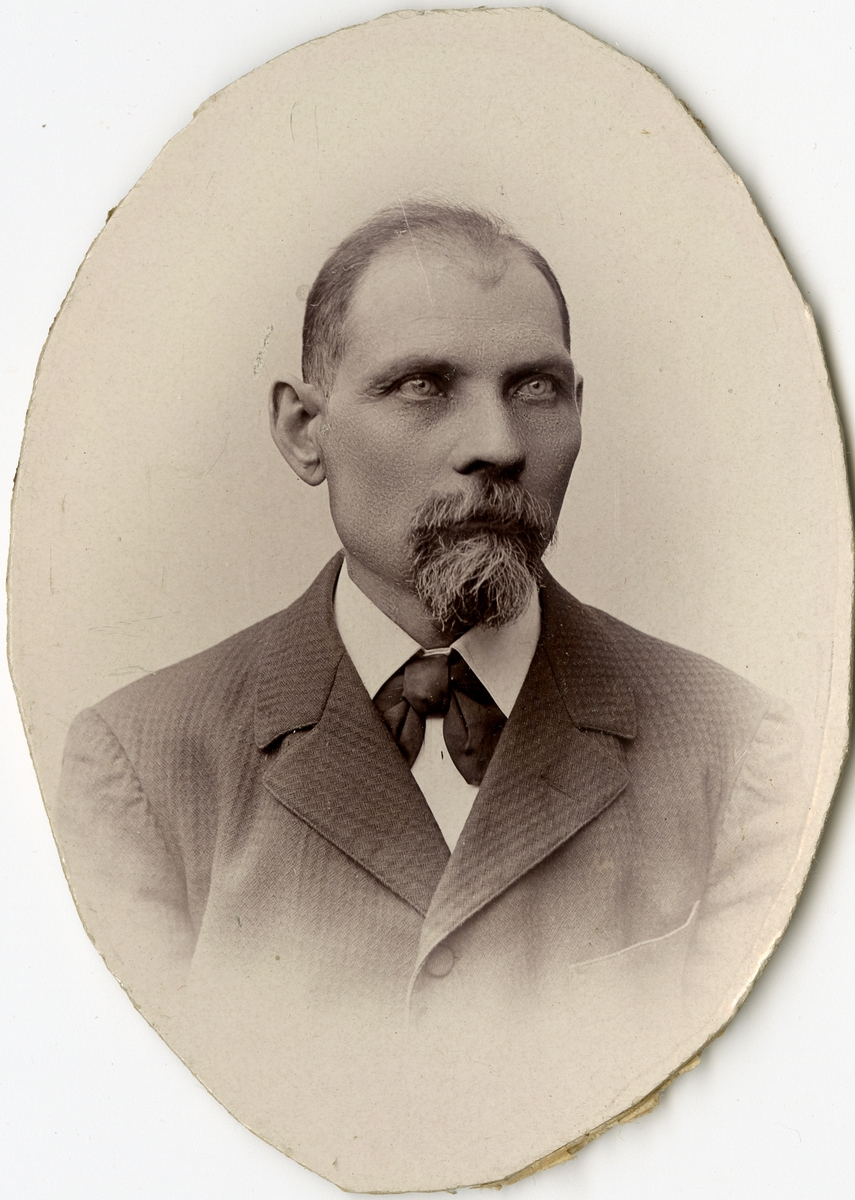 Porträtt av J.F. Lindgren vid Stockholms Tyg-, ammunitions- och gevärsförråd.