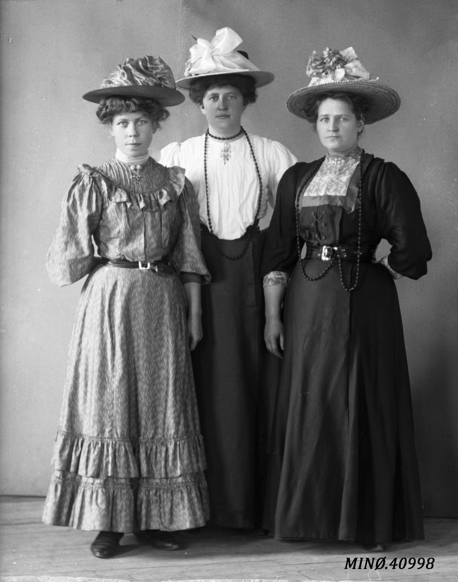 Portrett av tre kvinner med flotte hatter. Inga Rønning er en av dem