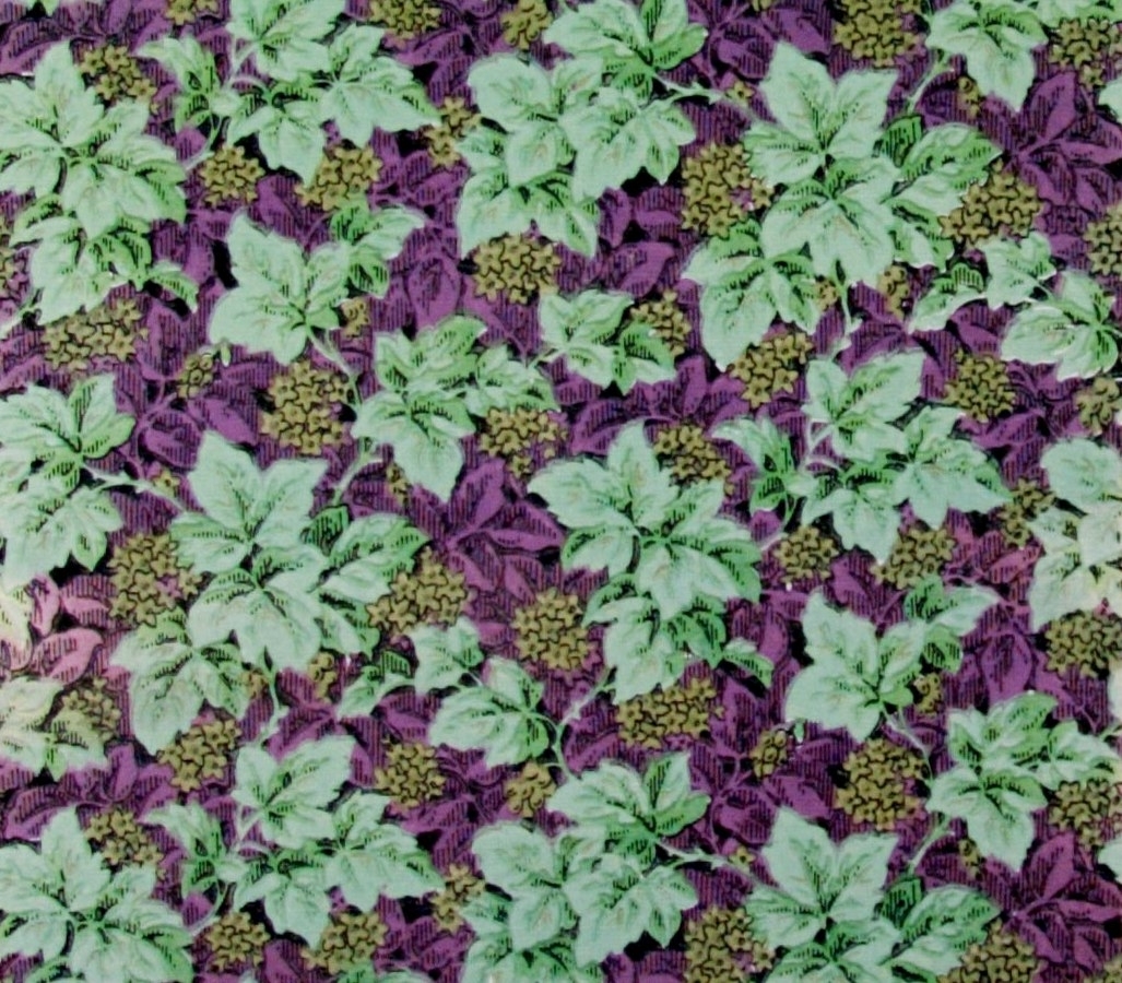 Ett tätt ytfyllande delvis sgrafferat bladmönster i svart, lila och senapsgult samt i två ljusgröna nyanser.