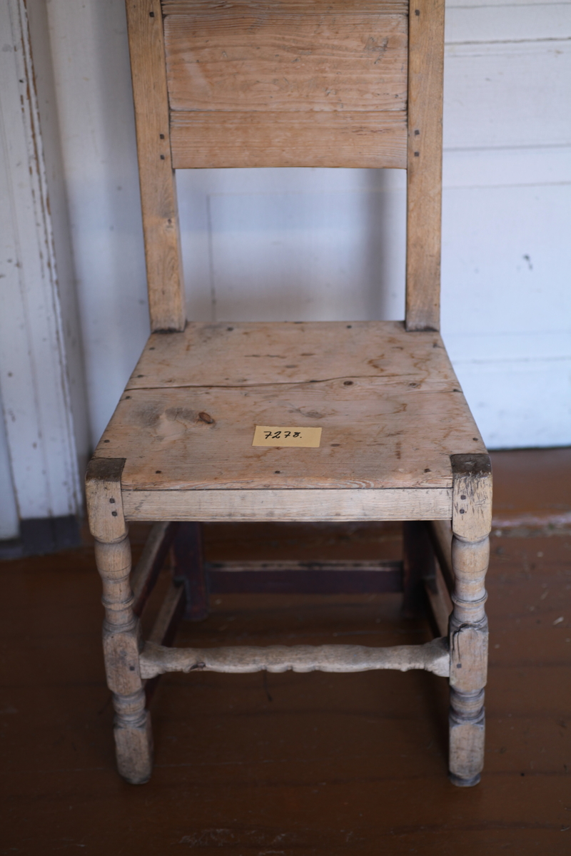 Stolene er laget av Christian Madsen Hårstadbakken (1752-1822), oldefaren til Jacob Stenberg (d.1959).  Svimerke under: I.F. En stol står i spisskammerset. stolene har rette rygger, noen partier av frambeina er dreid, 5 stoler
