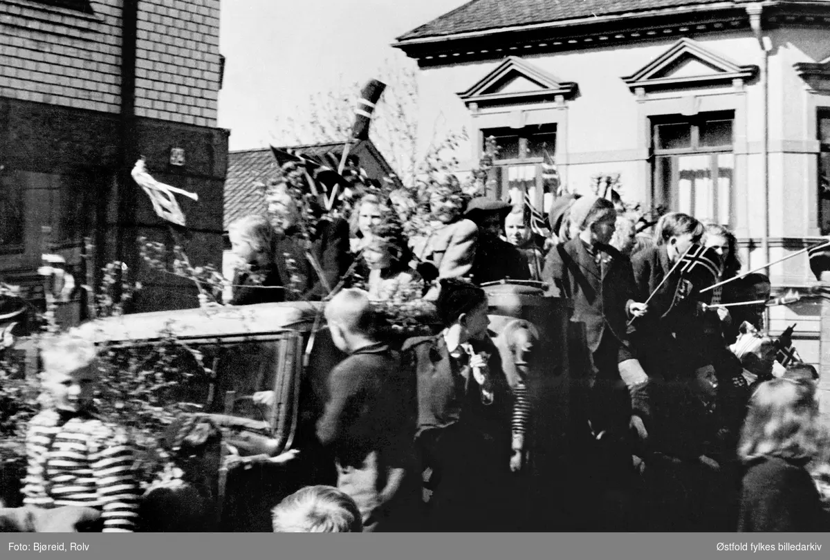 Da freden "brøt løs" i 8. mai 1945.
Pyntet lastebil i St. Mariegate i Sarpsborg.