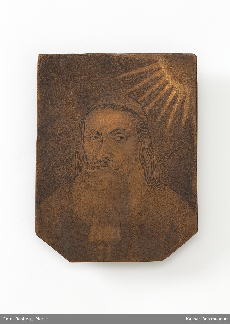 Porträtt av en präst med skägg och långt hår, försedd med huvudbonad. I övre vänstra hörnet en sol med korskrönt IHS.