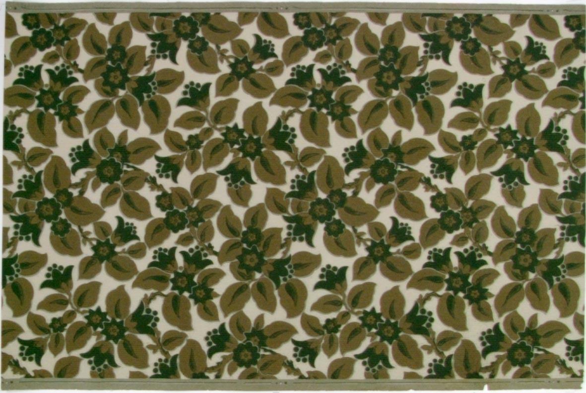 Tätt ytfyllande mönster med stiliserade blommor och blad. Tryck i beige och grönt på en cremefärgad bakgrund. Ljusgrått genomfärgat papper.