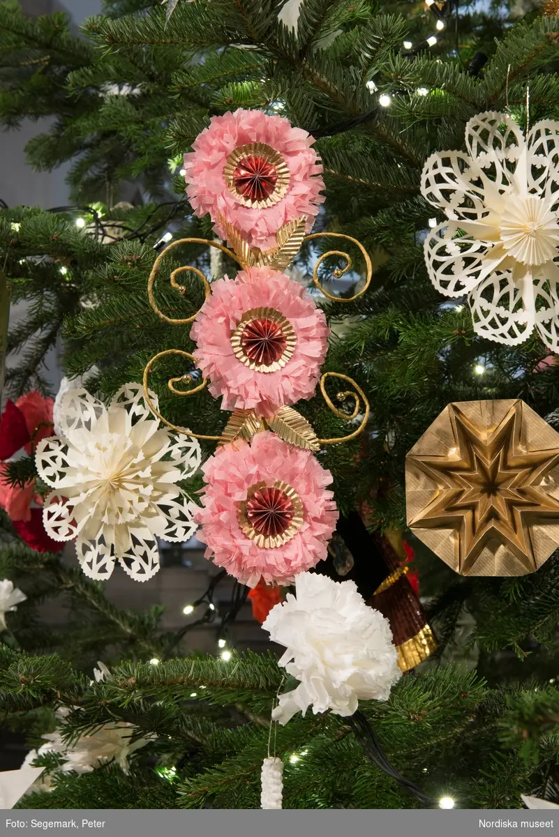 Julgran på Nordiska museet i Stora hallen 2015, med juldekoration och julpynt.