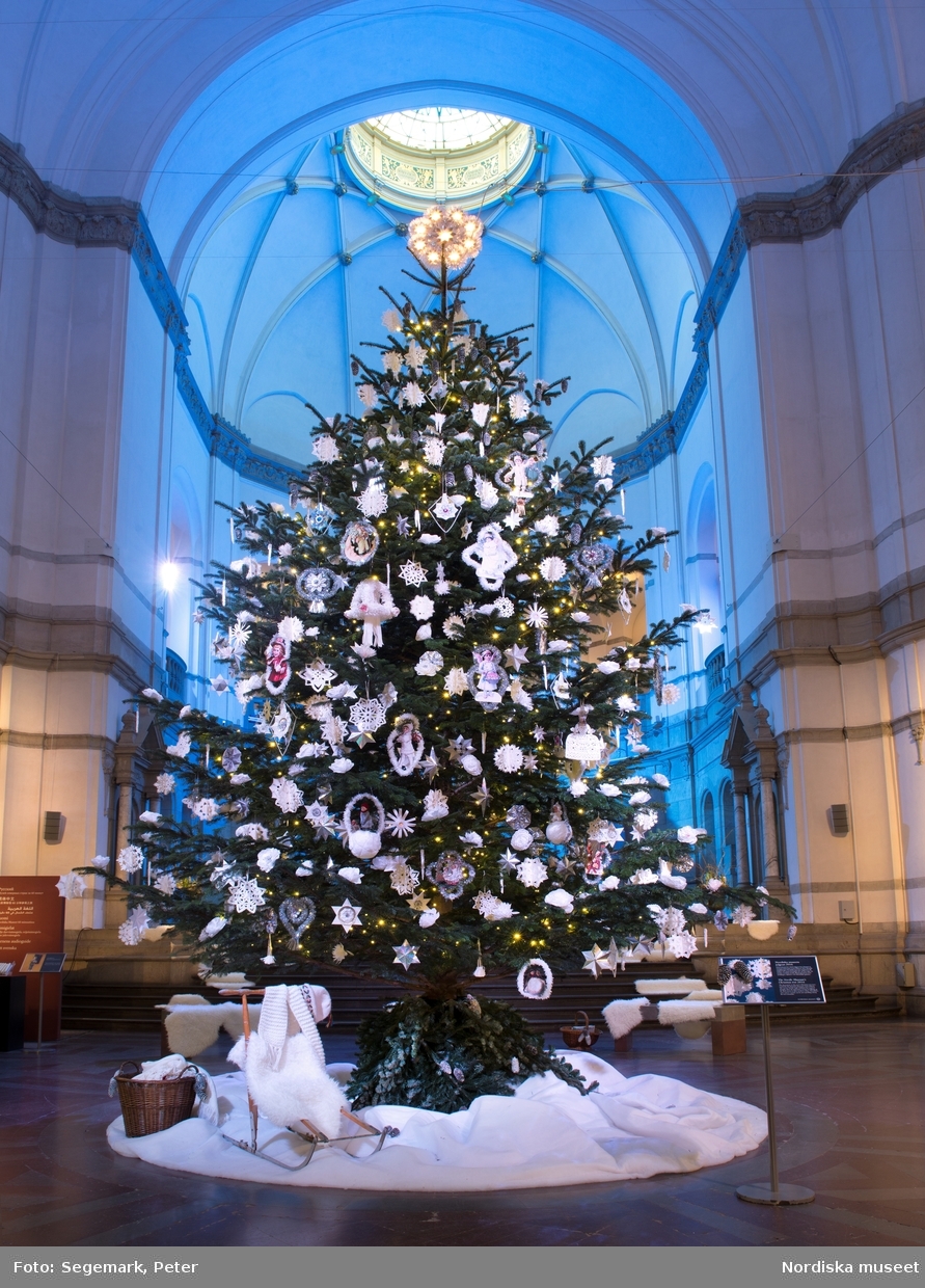 Julgran på Nordiska museet i Stora hallen 2016, med juldekoration och julpynt.