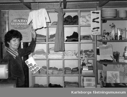 Karlsborgs museum, Gerd Albertsson vid utställningen "Vi ses i handelsboa" år 1983.