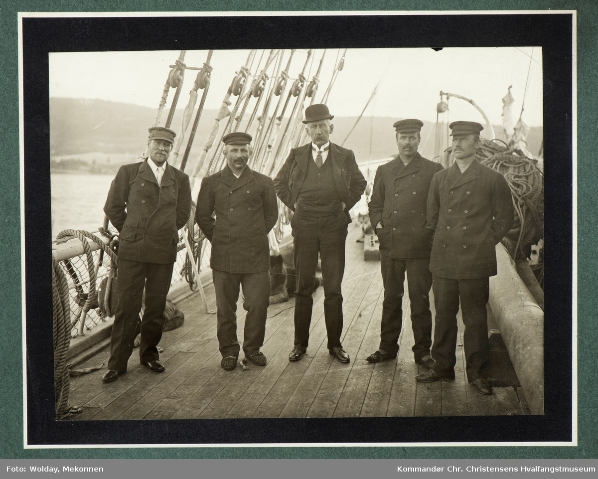 Fra venstre: Sverre Hassel, Oscar Wisting, Roald Amundsen, Olav Bjåland, Helmer Hanssen.