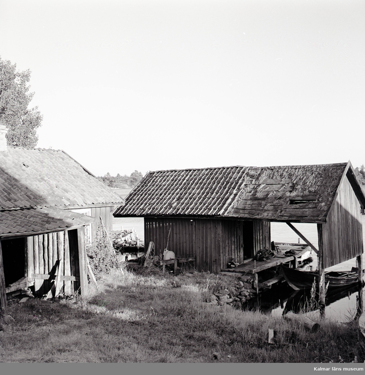 Huset och sjöboden tillhörde systrarna Ellen o Sabina Andersson när fotot togs.